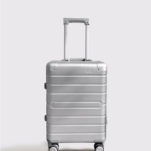 Selling a Rollie. Silver color carry on.Never used and is in original packaging. - Picture 4 of 4